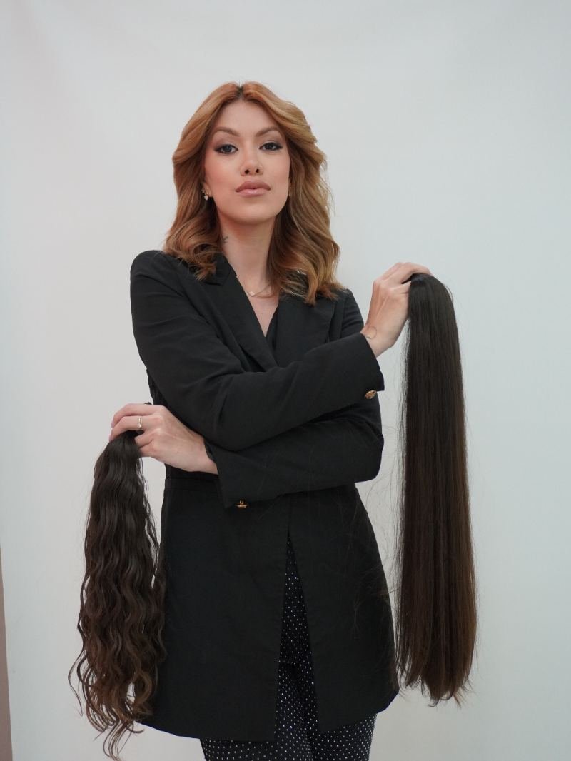 Thalia segurando mechas de mega hair natural